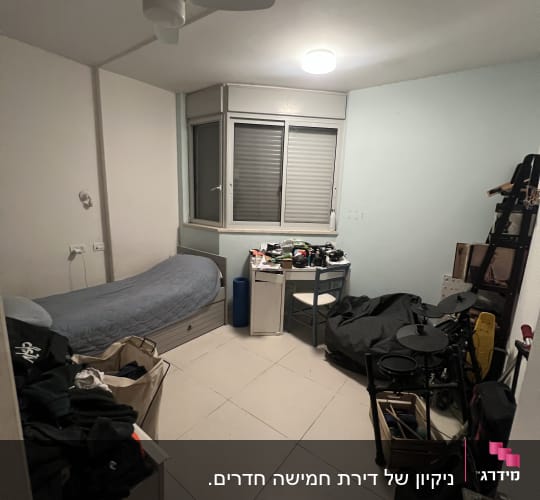 חדר עם רצפה נקייה, פח אשפה קטן ליד שולחן